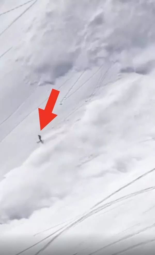 Facteur frisson capture images qui hantent limagination - #32 Un skieur dépassant une avalanche. Facteur frisson capture images qui hantent limagination - #32 Un skieur dépassant une avalanche.