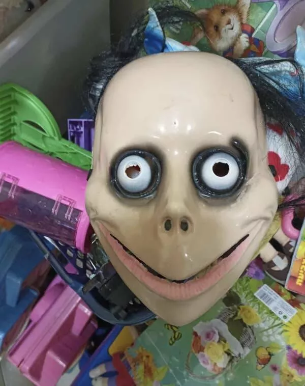 Facteur frisson capture images qui hantent limagination - #35 Ce masque que j'ai trouvé dans la salle d'attente de mon psychologue, parmi des tas de jouets pour enfants. Facteur frisson capture images qui hantent limagination - #35 Ce masque que j'ai trouvé dans la salle d'attente de mon psychologue, parmi des tas de jouets pour enfants.