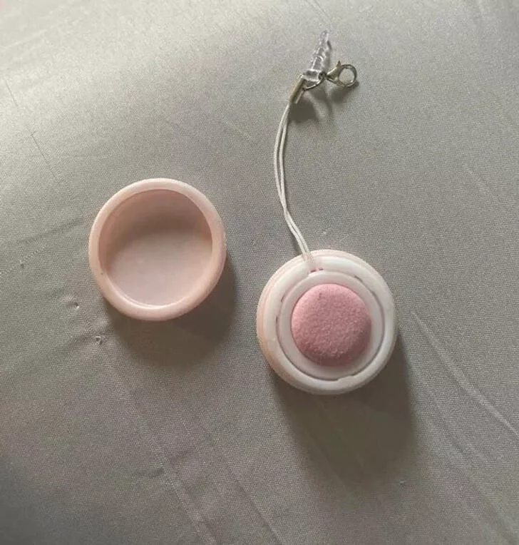 Enigme numerique revelations choquantes de mysteres qui ont deroute tout le monde - #12 Qu'est-ce que cette breloque de téléphone ? Elle se sépare et ressemble à un macaron lorsqu'elle est assemblée.