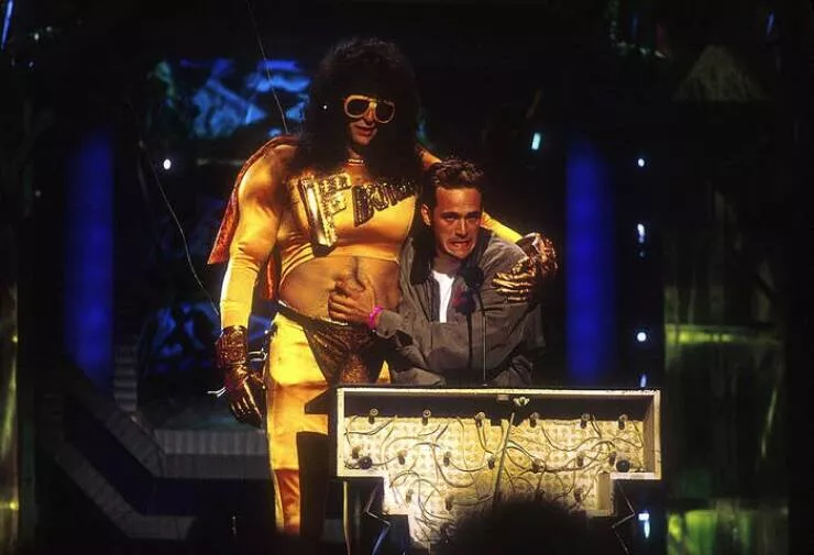 Flashbacks nostalgiques moments inoubliables des annees 90 pour la generation x et les millennials aines - #26 La personnalité ~super-héros~ d'Howard Stern, Fartman, connue des MTV Video Music Awards de 1992, a été créée à l'origine comme un personnage de son émission de radio et a failli devenir un film. Flashbacks nostalgiques moments inoubliables des annees 90 pour la generation x et les millennials aines - #26 La personnalité ~super-héros~ d'Howard Stern, Fartman, connue des MTV Video Music Awards de 1992, a été créée à l'origine comme un personnage de son émission de radio et a failli devenir un film.