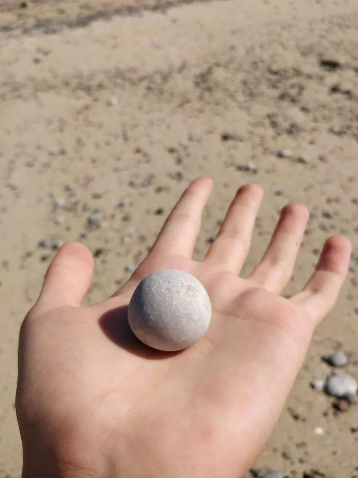 Coincidences incroyables au dela de la croyance et indeniablement vraies - #16 Cette roche que j'ai trouvée ressemble à une lune miniature.