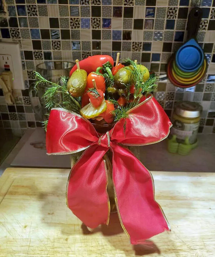 Comedie de la saint valentin amour et rires sous les projecteurs - #21 Pour la fille qui n'aime pas les fleurs mais adore les cornichons, je présente un bouquet de cornichons pour la Saint-Valentin