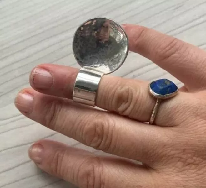 Reveler les mysteres decouvrir les secrets des objets enigmatiques - #25 I found this small sterling silver ring. It is attached to a hammered bowl.