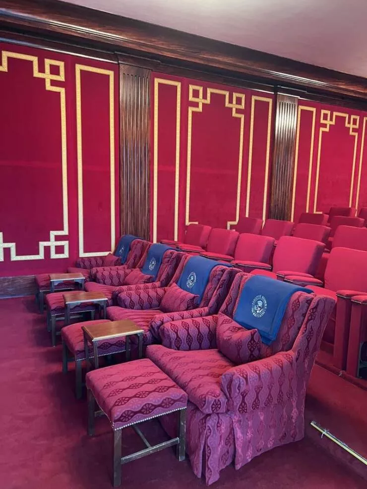 Fascination devoilee captures captivantes dans une galerie de photos vraiment envoutantes - #23 Voici à quoi ressemble la salle de cinéma privée à l'intérieur de la Maison Blanche: