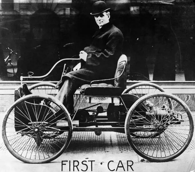 Fascination devoilee captures captivantes dans une galerie de photos vraiment envoutantes - #24 Voici Henry Ford se promenant dans la première voiture qu'il a conçue, le Quadricycle: