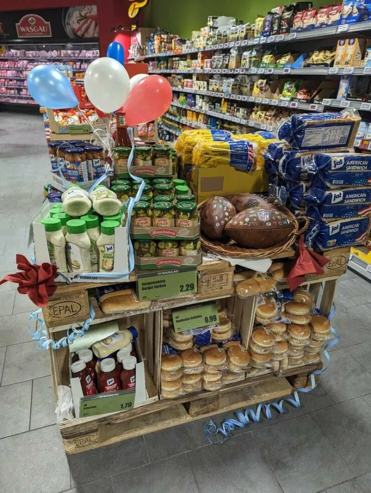 Fascination devoilee captures captivantes dans une galerie de photos vraiment envoutantes - #27 Voici la section américaine du Super Bowl dans un supermarché allemand: