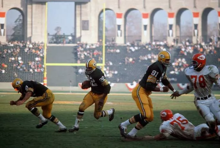 Fascination unleashed captivating captures in a gallery of truly mesmerizing photos - #3 The first Super Bowl didn't sell out – you can see plenty of empty seats in pictures from that day: