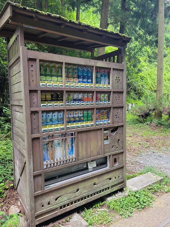 Le japon devoile exploration de lunicite dun pays fascinant - #28 Distributeur automatique intégré au paysage