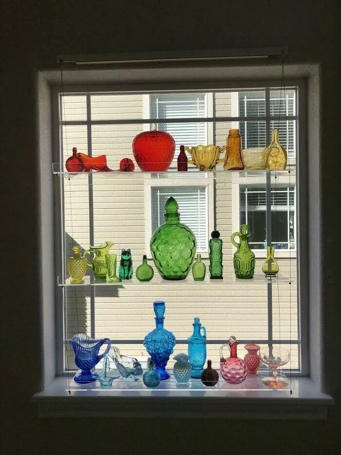 Chroniques farfelues levolution dobsessions inattendues en collections serieuses - #1 Enfin, j'ai obtenu des étagères pour ma collection de verre coloré antique.