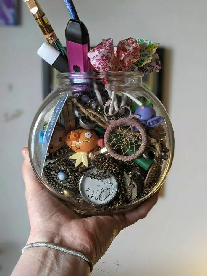 Chroniques farfelues levolution dobsessions inattendues en collections serieuses - #38 J'ai un vieux bocal à poisson de Boston Pizza rempli de choses que j'aime vraiment, depuis une vieille clé d'hôtel jusqu'à l'ancien flacon de parfum de mon ex parce que j'aime l'odeur. Chroniques farfelues levolution dobsessions inattendues en collections serieuses - #38 J'ai un vieux bocal à poisson de Boston Pizza rempli de choses que j'aime vraiment, depuis une vieille clé d'hôtel jusqu'à l'ancien flacon de parfum de mon ex parce que j'aime l'odeur.