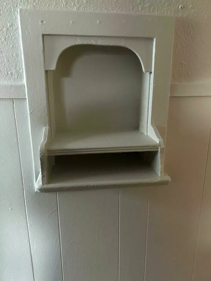 Enigmes deconcertantes revelation des objets mysterieux qui ont mis tout le monde perplexe - #10 Cubby à l'intérieur de la cuisine d'une maison des années 1950