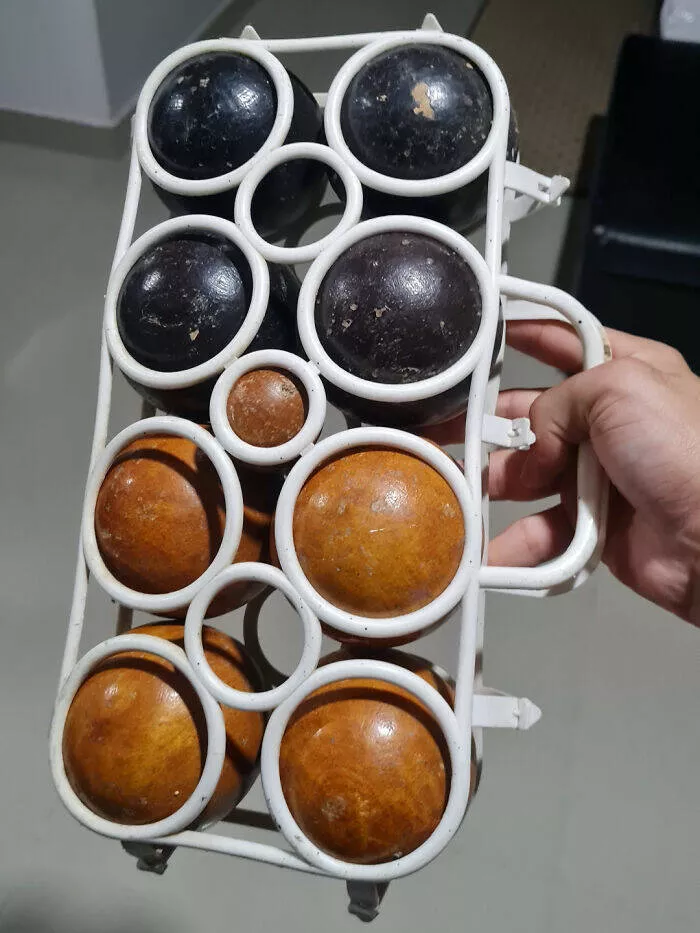 Enigmes deconcertantes revelation des objets mysterieux qui ont mis tout le monde perplexe - #22 Ensemble de 9 boules en bois. 4 noires, 4 brunes, et une plus petite boule brune. Plus de détails dans les commentaires