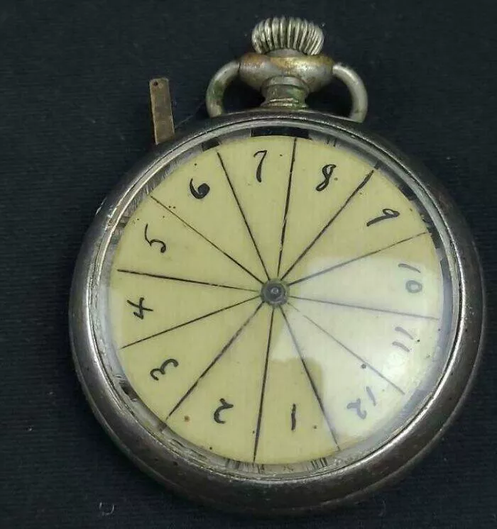 Enigmes deconcertantes revelation des objets mysterieux qui ont mis tout le monde perplexe - #29 Étrange Montre de Poche avec un Levier et un Cadran Insolite