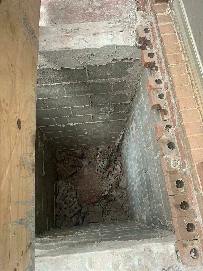 Enigmes deconcertantes revelation des objets mysterieux qui ont mis tout le monde perplexe - #34 Trou dans un Bloc de Béton Sous une Marche en Béton – But Inconnu