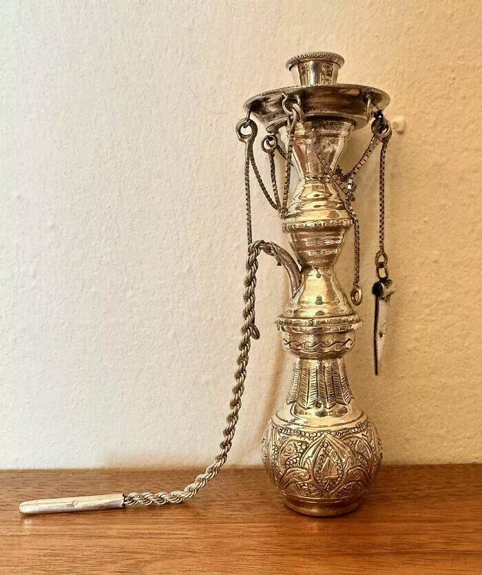 Enigmes deconcertantes revelation des objets mysterieux qui ont mis tout le monde perplexe - #35 Objet de 5 Pieds Issu d'un Mariage Égyptien – Couvercle Amovible avec 4 Petits Trous