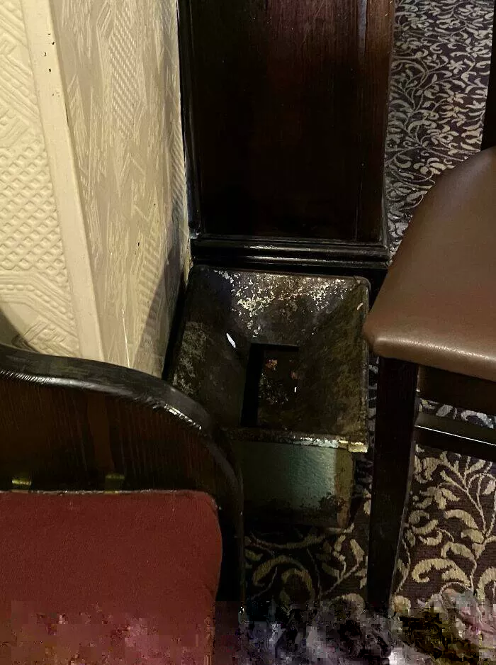 Enigmes deconcertantes revelation des objets mysterieux qui ont mis tout le monde perplexe - #40 Boîtes Métalliques dans les Pubs du Royaume-Uni – Objets Non Expliqués Près du Bar