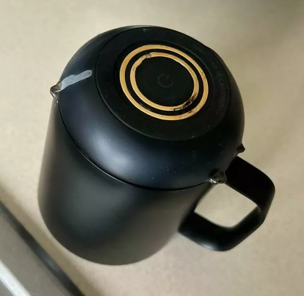Elever des enfants a lere numerique un guide pour prosperer dans lere digitale - #17 Ma mère reste pour Thanksgiving. Elle voulait faire du thé, mais au lieu de demander de l'aide avec la bouilloire électrique, elle a mis ma tasse rechargeable et autochauffante au micro-ondes et l'a mise en feu