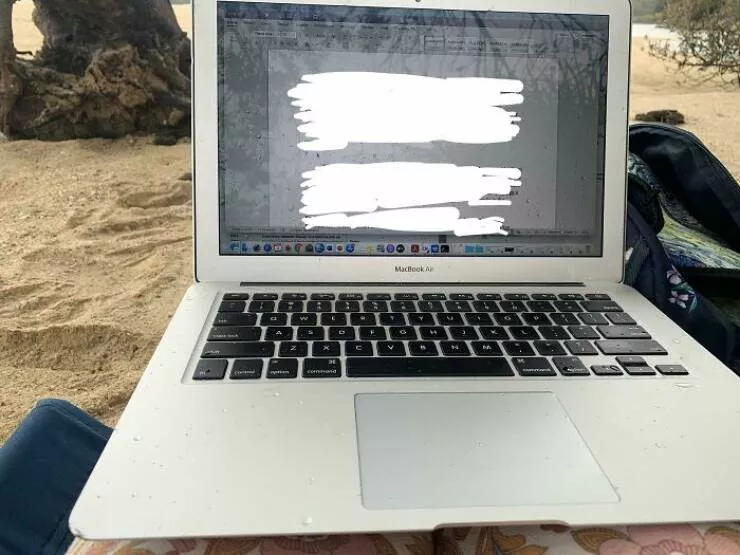 Elever des enfants a lere numerique un guide pour prosperer dans lere digitale - #20 Ma mère utilise son ordinateur portable sous la pluie sur la plage.
