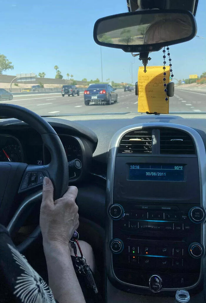 Elever des enfants a lere numerique un guide pour prosperer dans lere digitale - #23 Ma mère utilise le support de téléphone de sa voiture pour les indications écrites pendant la conduite