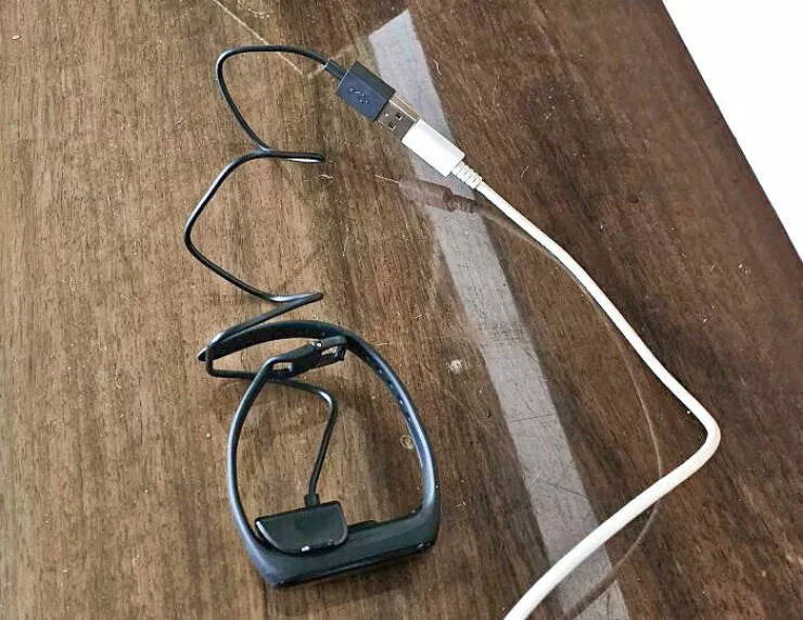 Elever des enfants a lere numerique un guide pour prosperer dans lere digitale - #24 J'ai offert à ma mère une montre intelligente pour la fête des mères. Elle a branché l'extrémité micro USB de son chargeur de téléphone dans la prise USB-A du chargeur de la montre et a dit : 