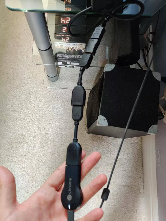 Elever des enfants a lere numerique un guide pour prosperer dans lere digitale - #7 Je suis rentré chez mes parents et j'ai trouvé ce monstre d'adaptateur derrière la télévision