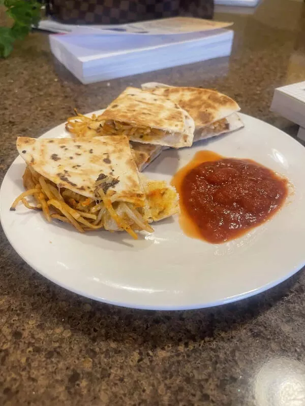 Casse tete culinaire exploration dassociations bizarres qui defient vos papilles - #13 Quesadilla aux spaghettis. En ma défense, je suis enceinte de 8 mois et demi.
