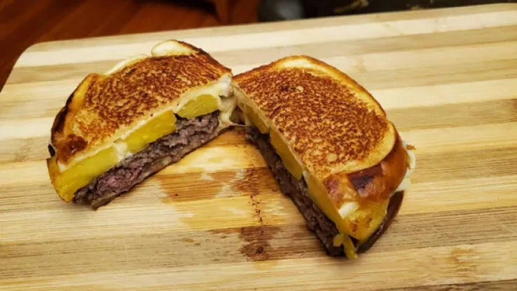 Casse tete culinaire exploration dassociations bizarres qui defient vos papilles - #18 J'avais de l'ananas mûr, alors j'ai fait un burger hawaïen.