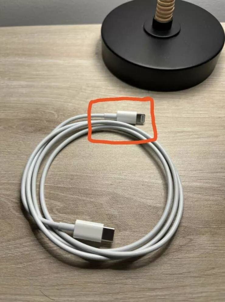 Faceties au bureau revelation de la comedie des erreurs dans des ridicules catastrophes de burea - #16 Cet employé qui a envoyé le mauvais câble, après deux semaines d'attente, à ce client qui a un iPhone 15 : Faceties au bureau revelation de la comedie des erreurs dans des ridicules catastrophes de burea - #16 Cet employé qui a envoyé le mauvais câble, après deux semaines d'attente, à ce client qui a un iPhone 15 :