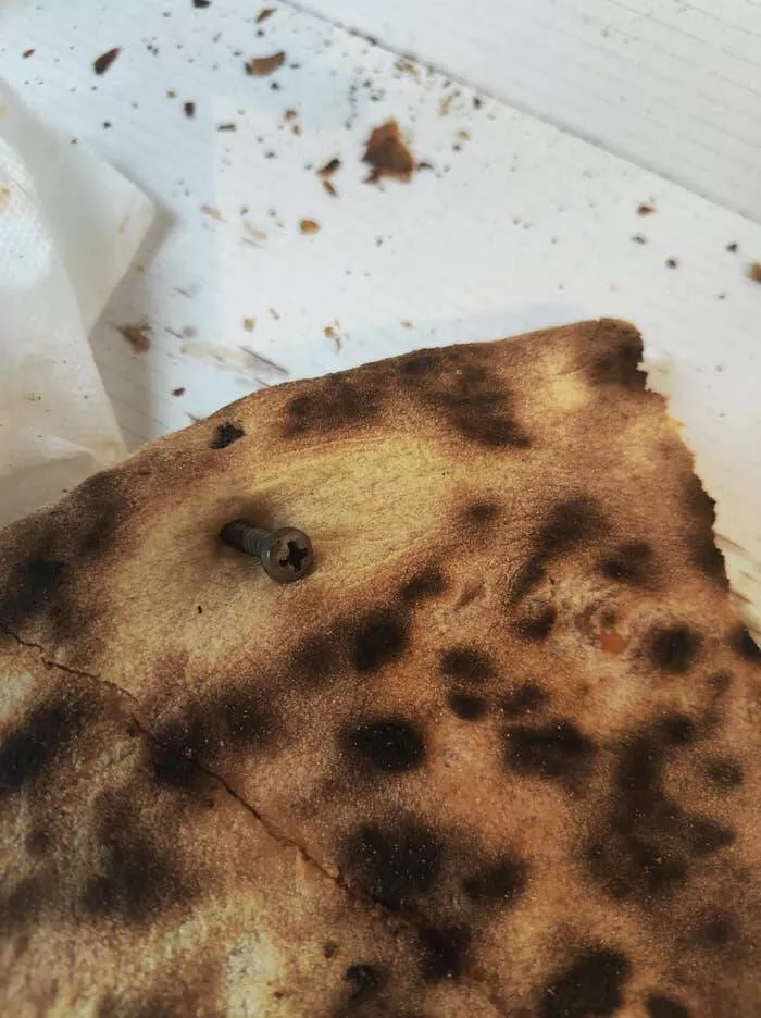 Faceties au bureau revelation de la comedie des erreurs dans des ridicules catastrophes de burea - #3 L'employé qui a accidentellement inclus une VIS dans cette pizza : Faceties au bureau revelation de la comedie des erreurs dans des ridicules catastrophes de burea - #3 L'employé qui a accidentellement inclus une VIS dans cette pizza :