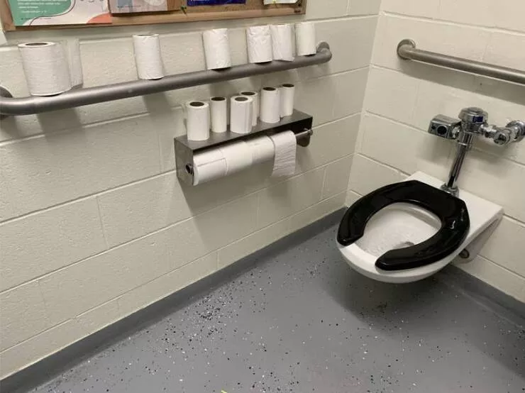 Faceties au bureau revelation de la comedie des erreurs dans des ridicules catastrophes de burea - #5 Tous ces employés qui insistent pour utiliser leur propre rouleau de papier toilette : Faceties au bureau revelation de la comedie des erreurs dans des ridicules catastrophes de burea - #5 Tous ces employés qui insistent pour utiliser leur propre rouleau de papier toilette :