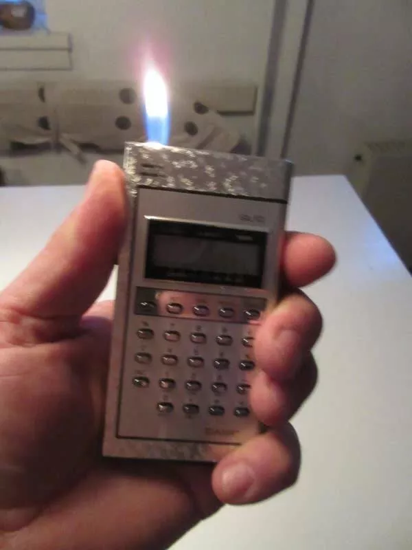 Merveilles visuelles eblouissantes des images vraiment fascinantes - #11 In the '70s, Casio made a calculator that also had a lighter in it...a CALCULIGHTER Merveilles visuelles eblouissantes des images vraiment fascinantes - #11 In the '70s, Casio made a calculator that also had a lighter in it...a CALCULIGHTER