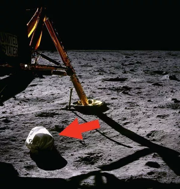 Merveilles visuelles eblouissantes des images vraiment fascinantes - #9 There's a bunch of trash left by humans on the moon. In fact, if you really want to know, there are 96 bags of human waste on that big pie in the sky Merveilles visuelles eblouissantes des images vraiment fascinantes - #9 There's a bunch of trash left by humans on the moon. In fact, if you really want to know, there are 96 bags of human waste on that big pie in the sky
