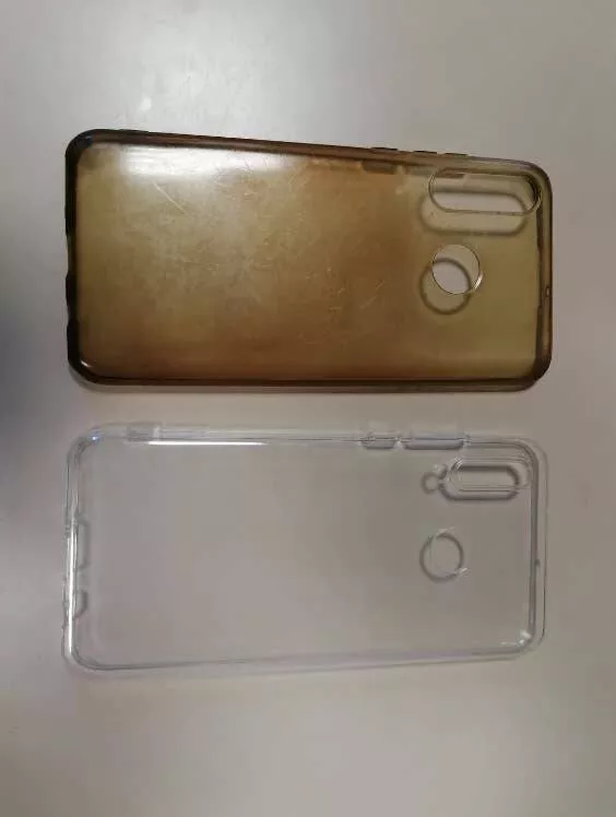 Transformations visuelles captivantes avant apres en images - #26 Une coque de téléphone transparente après quatre ans d'utilisation par rapport à une toute neuve :