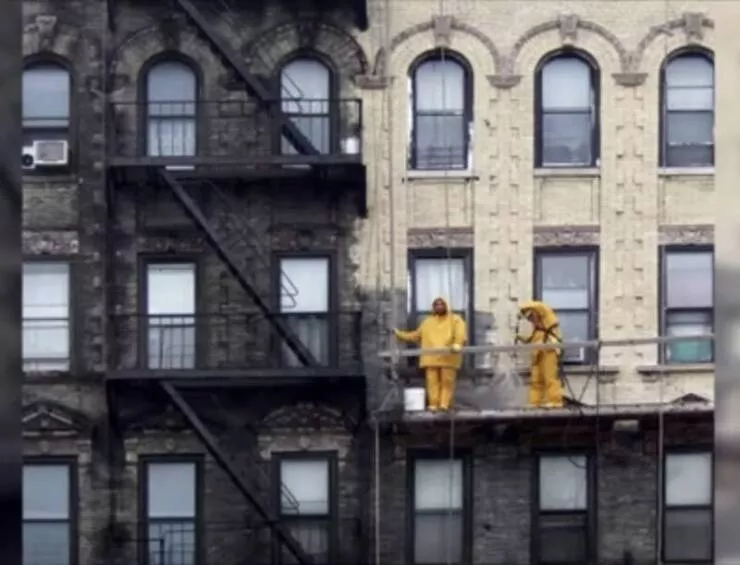 Visual metamorphosis engaging before and after snapshots that mesmerize - #3 A building in New York City before and after undergoing power washing: