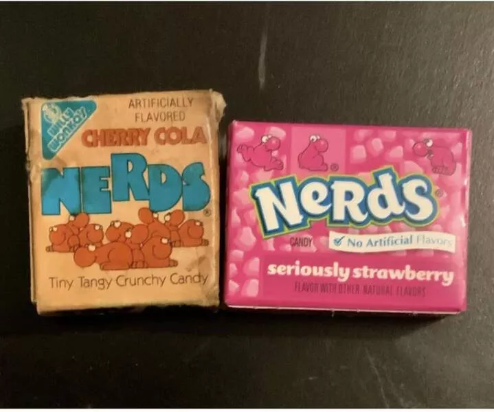 Transformations visuelles captivantes avant apres en images - #4 Une boîte de bonbons Nerds datant de 1984 (découverte sous le plancher de quelqu'un) et une boîte datant des dernières années :