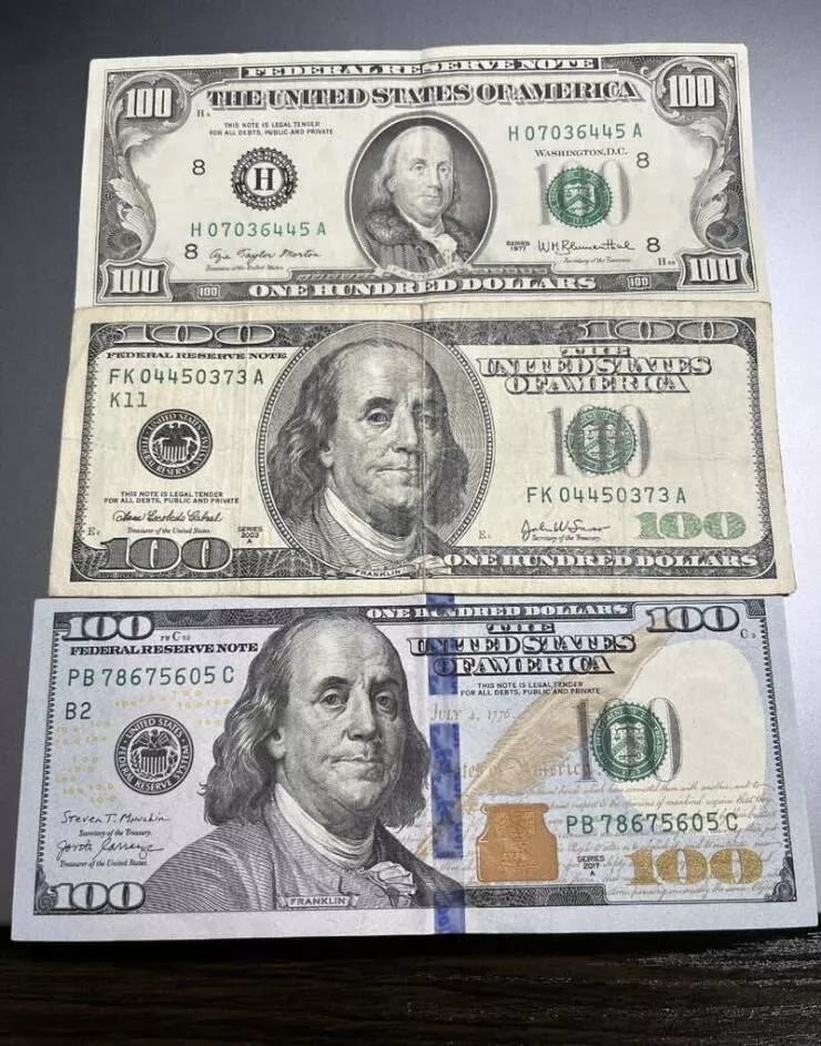 Transformations visuelles captivantes avant apres en images - #6 Et des billets de cent dollars datant de 1977, 2003 et 2017 :