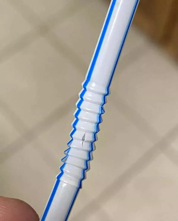 Situation legerement irritante des moments qui chatouillent la frustration - #15 Je dois utiliser des pailles pour boire, et elles se cassent toutes au même endroit.