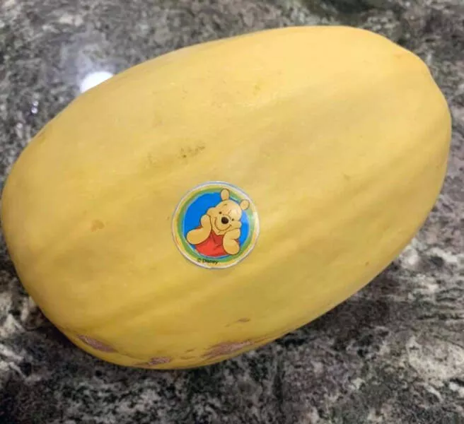 Astuces parentales innovantes solutions ingenieuses pour les mamans et papas modernes - #1 Vous savez comment les enfants veulent toujours du yaourt PAW Patrol ou des gaufres Disney ? Apportez vos propres autocollants au supermarché et commencez à les coller. Aujourd'hui, nous avons du spaghetti de courge de marque Winnie l'Ourson, qui se marie