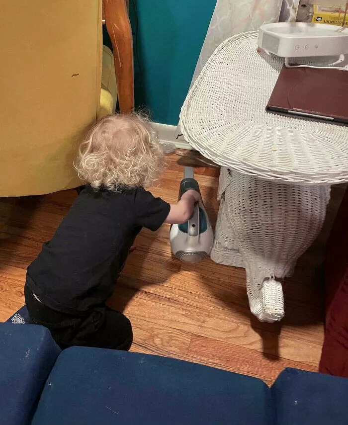 Astuces parentales innovantes solutions ingenieuses pour les mamans et papas modernes - #11 Astuces de parentalité : achetez à votre tout-petit un aspirateur à poussière pour des heures de divertissement et un nettoyage gratuit de la maison.
