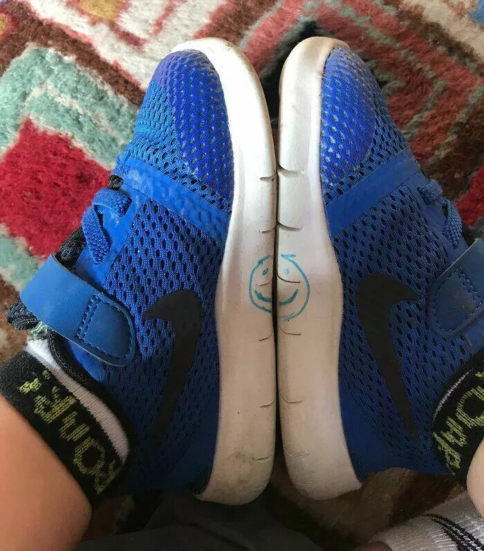 Astuces parentales innovantes solutions ingenieuses pour les mamans et papas modernes - #2 Ajouté un visage souriant aux chaussures de mon enfant pour qu'il sache quand elles sont aux bons pieds.