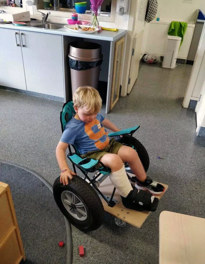 Astuces parentales innovantes solutions ingenieuses pour les mamans et papas modernes - #22 Fauteuil roulant pour enfant fait maison. L'enfant a presque coupé son orteil, ne pouvait pas ramper/marcher et était trop petit pour un fauteuil roulant.