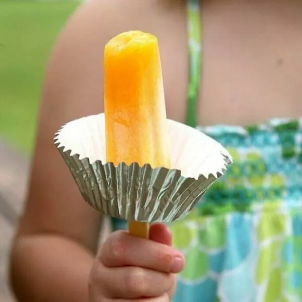Astuces parentales innovantes solutions ingenieuses pour les mamans et papas modernes - #25 Gardez les doigts exempts de colle avec cet accessoire de glace fantaisie (moule à cupcakes).