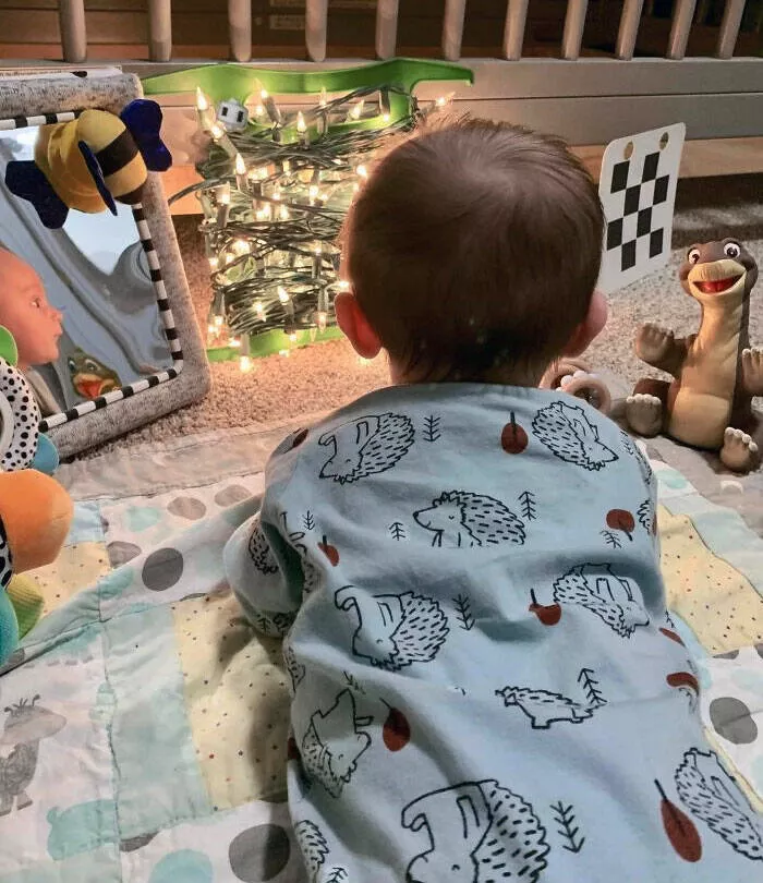 Astuces parentales innovantes solutions ingenieuses pour les mamans et papas modernes - #28 Astuce pour le temps sur le ventre ! Des guirlandes lumineuses. Vous n'avez même pas besoin de les dérouler ! Mon bébé criait à chaque fois pendant le temps sur le ventre, et mon ami a suggéré cela. Cela fonctionne.
