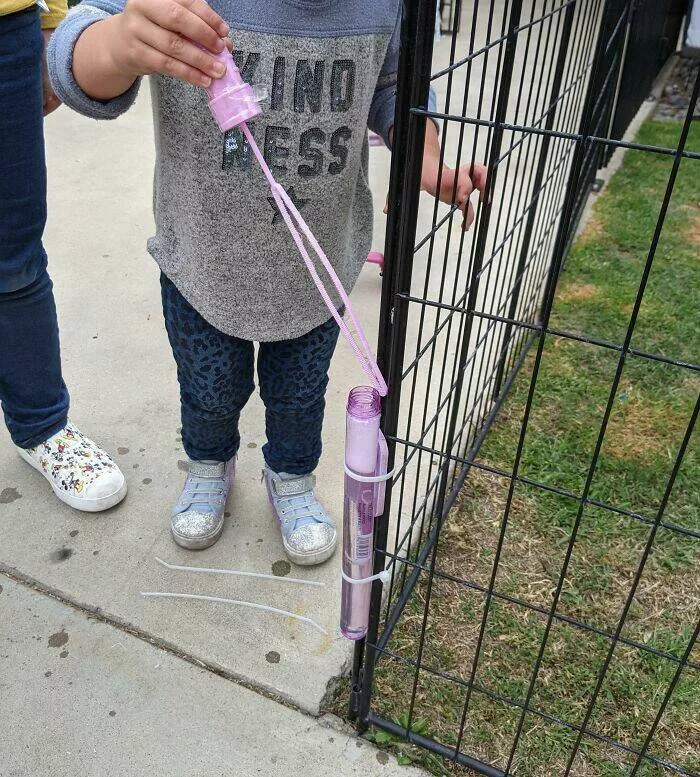 Astuces parentales innovantes solutions ingenieuses pour les mamans et papas modernes - #8 Conseil pro : attachez la baguette à bulles quelque part où l'enfant ne peut pas la renverser mais peut quand même la tremper. De rien. J'ai appris cela après qu'ils aient renversé la troisième sur le tapis du salon.