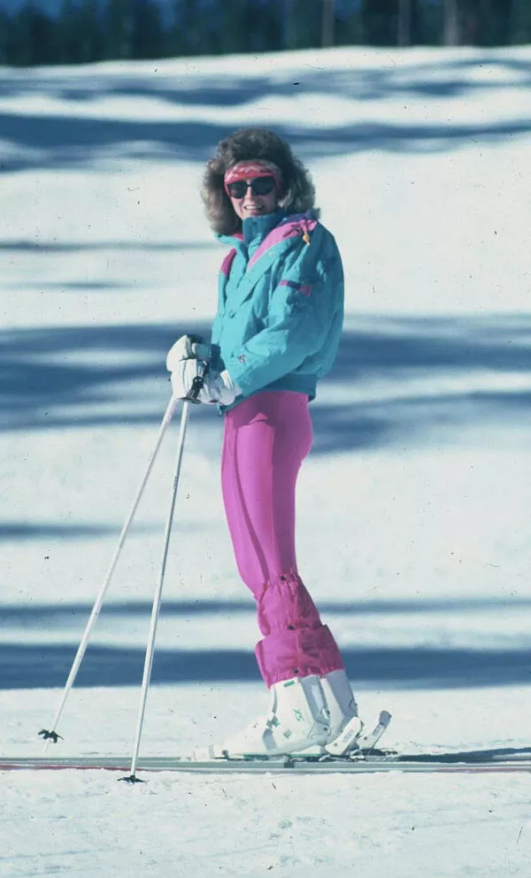 Retro attitude plongee dans le monde du style a lancienne - #19 Femme avec look ski du milieu des années 80.