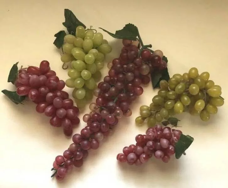 Retrouvailles avec la nostalgie des annees 90 tresors trouves dans le foyer de chaque millenaire - #11 Faux raisins en plastique dans un bol, toujours couverts de poussière, comme décoration dans la salle à manger ou la cuisine Retrouvailles avec la nostalgie des annees 90 tresors trouves dans le foyer de chaque millenaire - #11 Faux raisins en plastique dans un bol, toujours couverts de poussière, comme décoration dans la salle à manger ou la cuisine