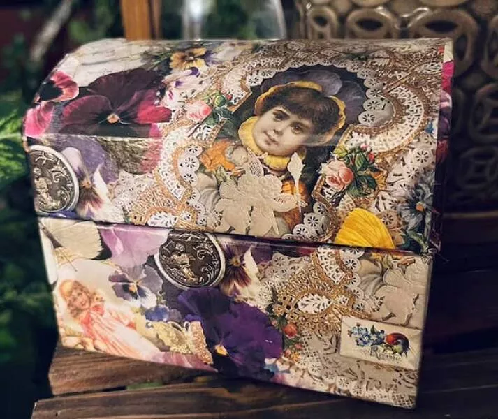 Retrouvailles avec la nostalgie des annees 90 tresors trouves dans le foyer de chaque millenaire - #12 Boîtes en carton décoratives ressemblant à des découpures Retrouvailles avec la nostalgie des annees 90 tresors trouves dans le foyer de chaque millenaire - #12 Boîtes en carton décoratives ressemblant à des découpures