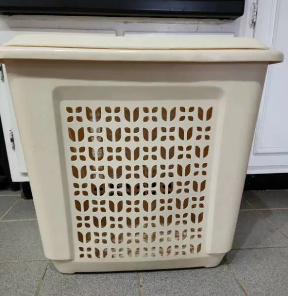 Retrouvailles avec la nostalgie des annees 90 tresors trouves dans le foyer de chaque millenaire - #13 Corbeilles à linge en plastique Rubbermaid avec des trous de ventilation, connues pour leur durabilité Retrouvailles avec la nostalgie des annees 90 tresors trouves dans le foyer de chaque millenaire - #13 Corbeilles à linge en plastique Rubbermaid avec des trous de ventilation, connues pour leur durabilité