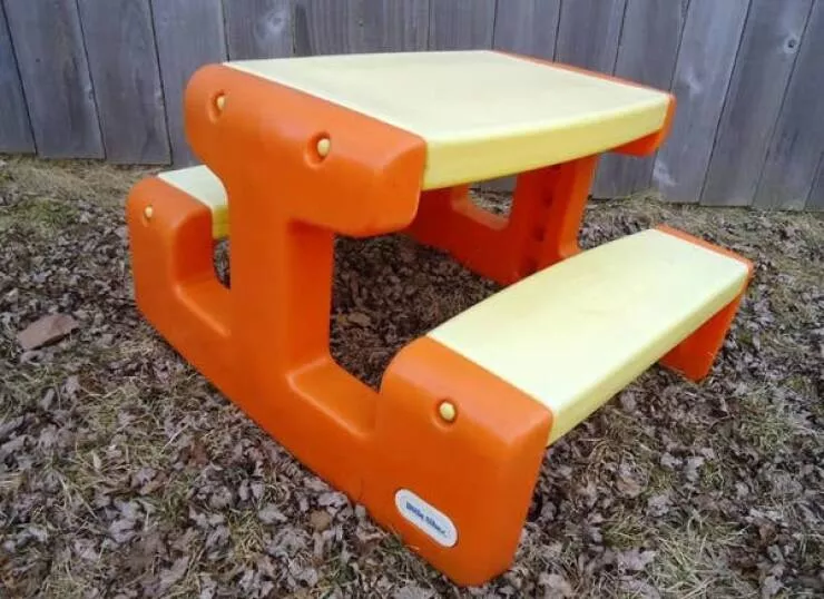 Retrouvailles avec la nostalgie des annees 90 tresors trouves dans le foyer de chaque millenaire - #3 La table de pique-nique Little Tikes orange et jaune, généralement couverte de gribouillis de crayon et de feutre ou décolorée par le soleil dans le jardin Retrouvailles avec la nostalgie des annees 90 tresors trouves dans le foyer de chaque millenaire - #3 La table de pique-nique Little Tikes orange et jaune, généralement couverte de gribouillis de crayon et de feutre ou décolorée par le soleil dans le jardin