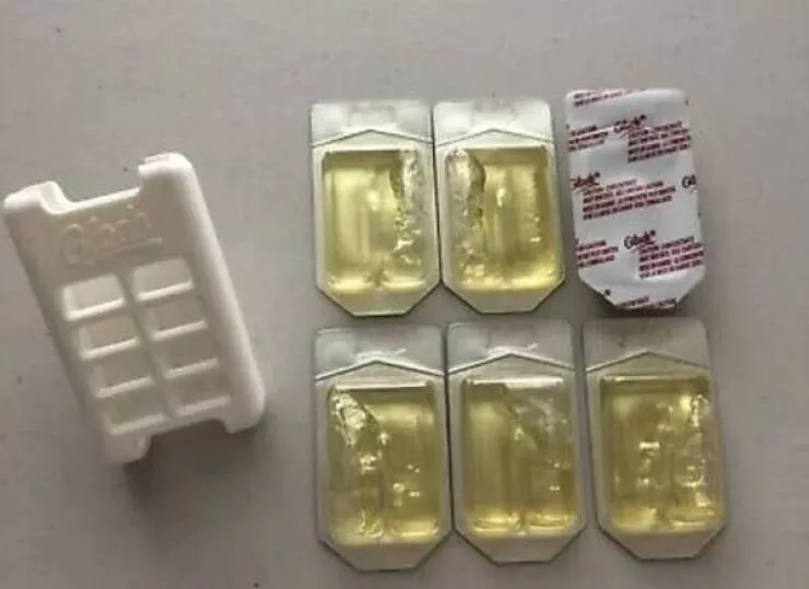Retrouvailles avec la nostalgie des annees 90 tresors trouves dans le foyer de chaque millenaire - #8 Glade PlugIns avec des sachets de gel qui devenaient souvent collants et couverts de poussière Retrouvailles avec la nostalgie des annees 90 tresors trouves dans le foyer de chaque millenaire - #8 Glade PlugIns avec des sachets de gel qui devenaient souvent collants et couverts de poussière